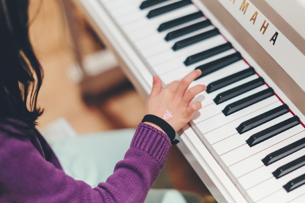 A picture of a kid playing the piano.